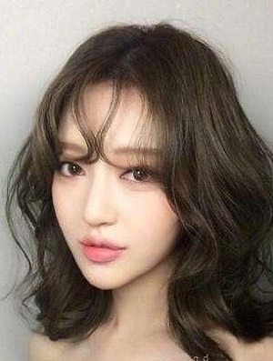 显脸小可爱俏皮的发型  2023秋季女生流行发型