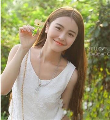 圆脸自来卷女生适合的显气质长发发型