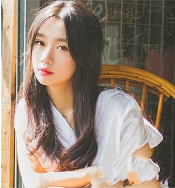 圆脸自来卷女生适合的显气质长发发型