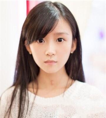 圆脸自来卷女生适合的显气质长发发型