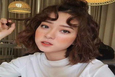 羊毛卷发型女，羊毛卷发型怎么扎好看