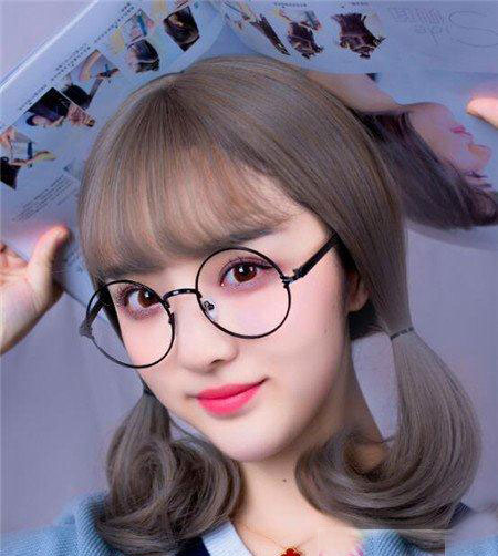 女生中长短梨花头 内扣梨花头染发
