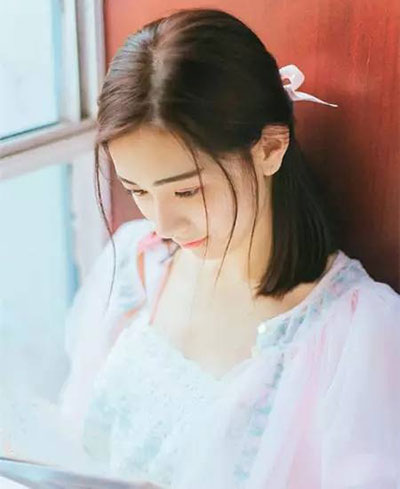 女生简单不失内涵的齐肩直发发型
