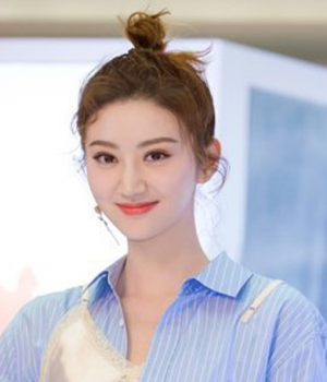 职场女性简单扎出漂亮发型 显时尚女神气质