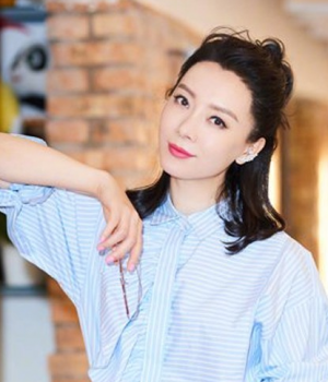 职场女性简单扎出漂亮发型 显时尚女神气质