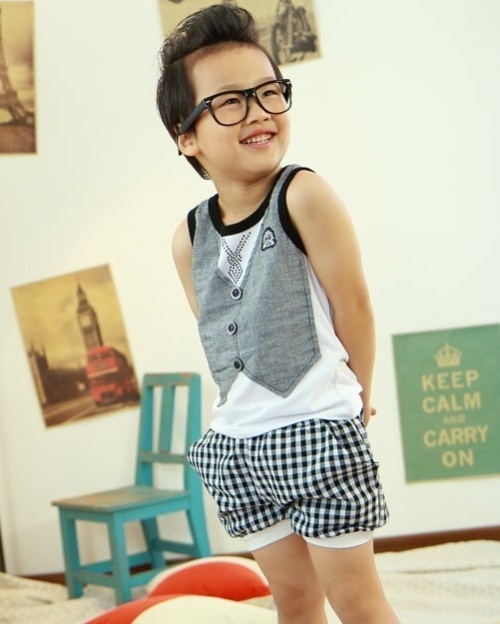 可爱帅气小男孩短直发发型 小男孩帅气的脸庞展现出来