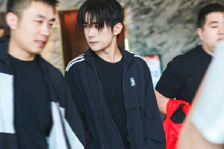 TFBoys易烊千玺湿发造型惊艳绝伦，粉丝：四字弟弟未来可期