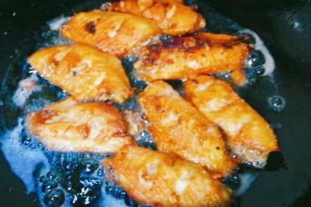 年夜饭蒜香鸡翅怎么做好吃又简单？蒜香鸡翅的做法窍门
