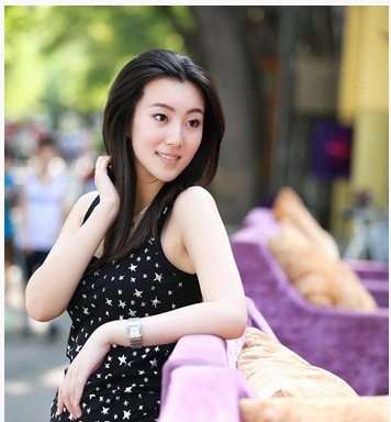 清纯可爱的女生中长直发发型 尽显迷人好看的气质