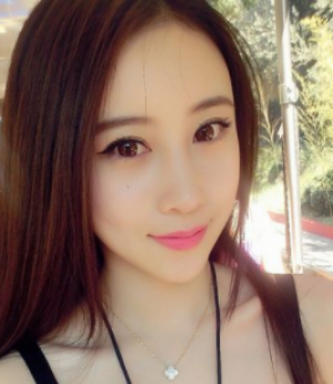 最新的女生直长发发型  百搭简约时尚