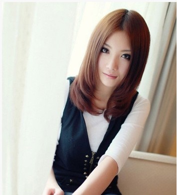清纯可爱的女生中长直发发型 尽显迷人好看的气质