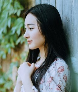 最新的女生直长发发型  百搭简约时尚