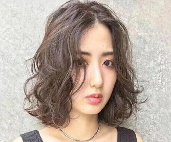 最流行短发烫发的发型  外翘内卷打造完美气质