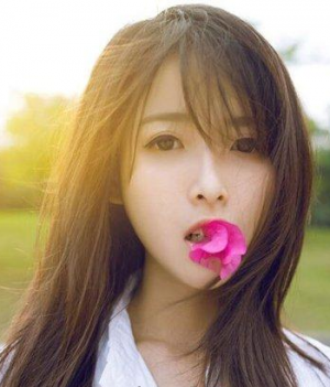 最新的女生直长发发型  百搭简约时尚