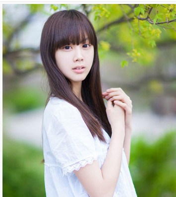 清纯可爱的女生中长直发发型 尽显迷人好看的气质