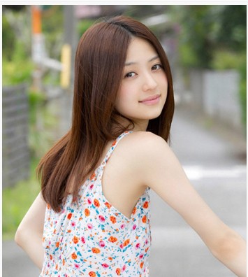 清纯可爱的女生中长直发发型 尽显迷人好看的气质