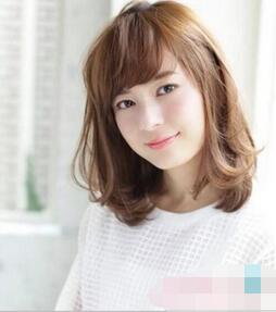 女生中短发烫发甜美又显气质