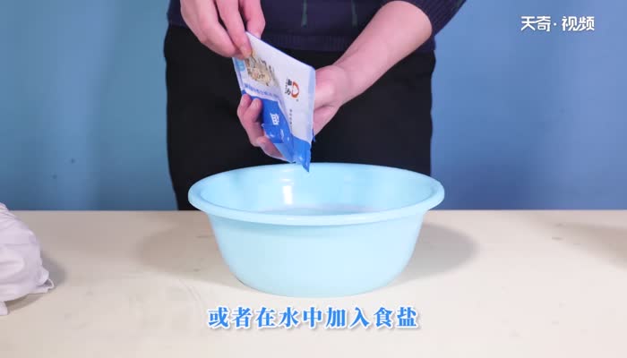 白衣服的油渍怎么去 如何去除白色衣服上的油渍 