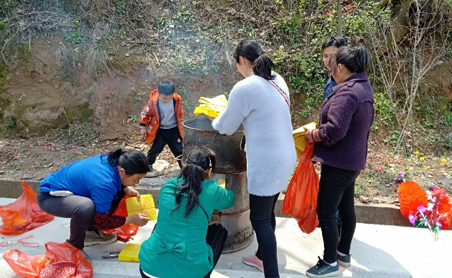 ​村民上山祭祖被拒 在景区大厅烧纸的行为违法吗？ 