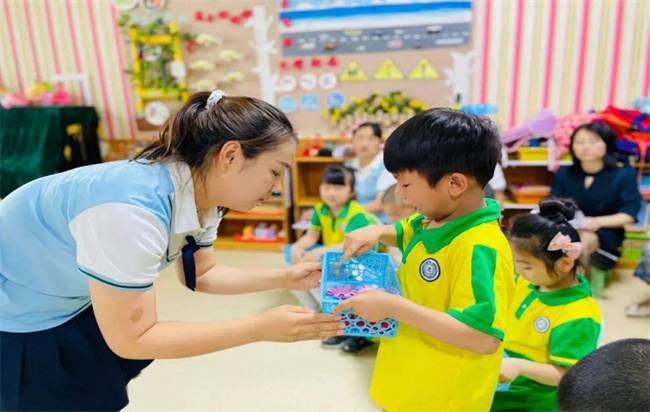 怎么帮孩子在幼儿园结交新朋友 