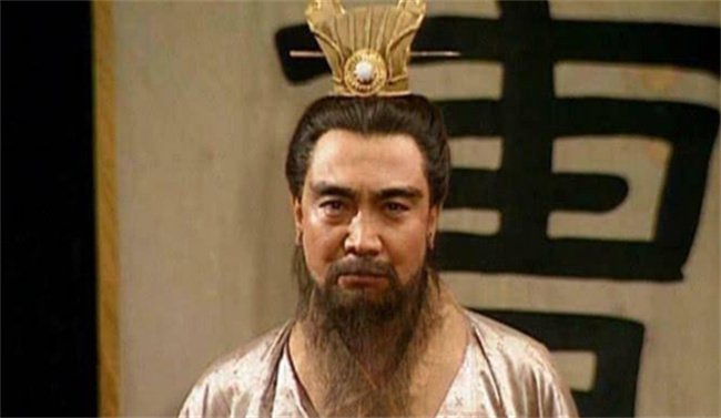 曹操手下那么多武将 怎么没有人解决华雄 