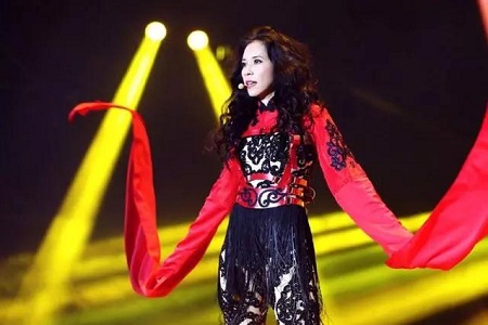 45岁性感女神莫文蔚青岛开唱，羊毛卷让其重返20岁巅峰