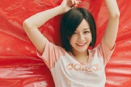 迪丽热巴短发时尚造型，可甜可盐可性感