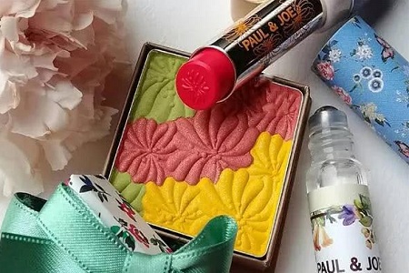 女性季节性化妆，春季彩妆强烈来袭