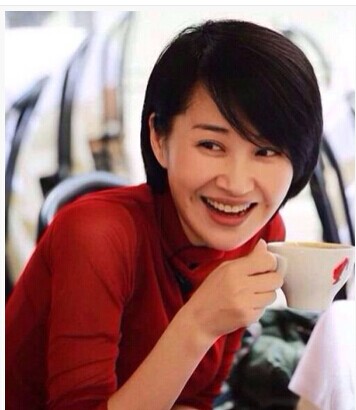 女星许晴魅力发型 有一种成熟女人的独特魅力