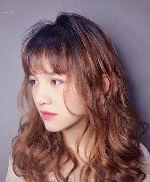 今年流行的“全头烫”发型  时髦显气质