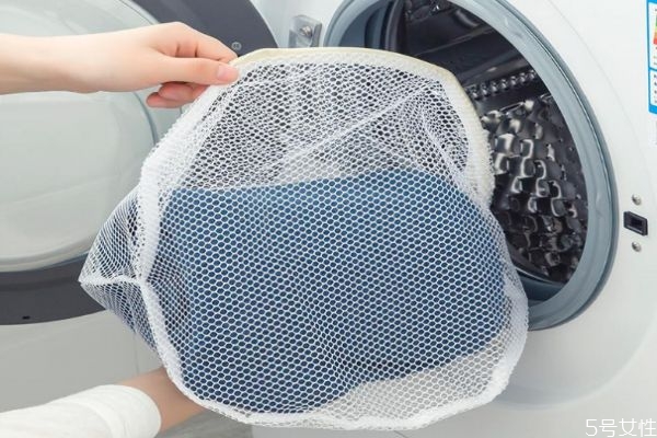 有扣子的衣服能放洗衣机吗 洗衣服时扣子怎么处理