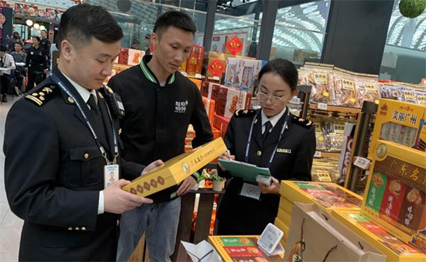​男子双臂戴10块手表被海关截查 违反进出境的哪些规定？ 