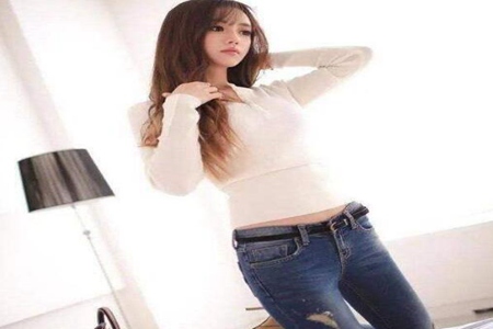 白色长款衬衫如何搭外套，这三款搭配衬衫霸气女人味十足