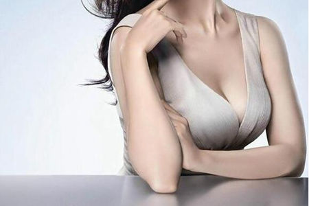 女人引起胸部大小不一原因，这3个就是日常常见的问题