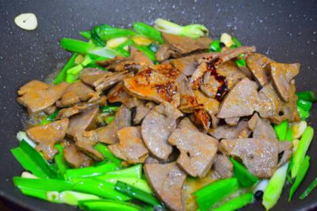 猪肝怎么炒好吃又嫩？青蒜苗炒猪肝家常做法