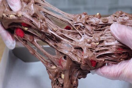 牛轧糖怎么做有嚼劲？巧克力花生牛轧糖的做法窍门