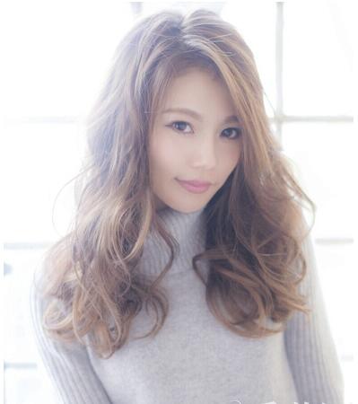 头型长小脸宽女生适合的微卷梨花头发型