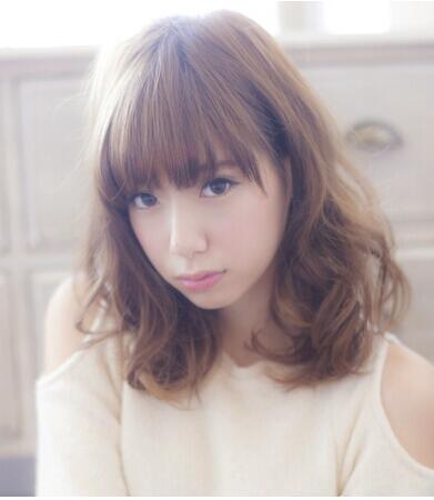 头型长小脸宽女生适合的微卷梨花头发型
