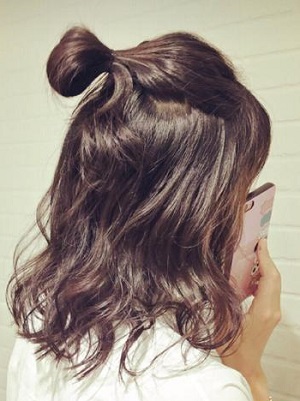 今年最流行的“丸子烫”发型  方便打理轻松减龄