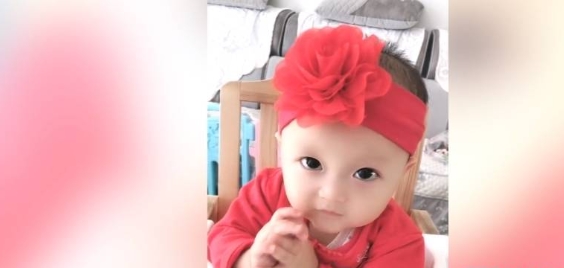 宝妈带宝宝出去玩，却要萌娃笑一个，你也是这样逗孩子吗？ 