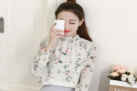 小碎花衬衫搭配什么裤子，这三款简单实用的穿搭引领潮流