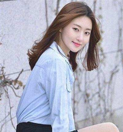 发量少女生适合的蓬松自然长发烫发发型