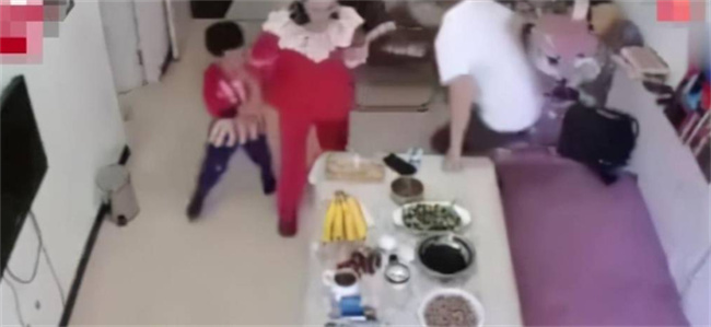 老爸打儿子 宝妈出来和事 爸爸直言：你该早点出来 我都岔气了 