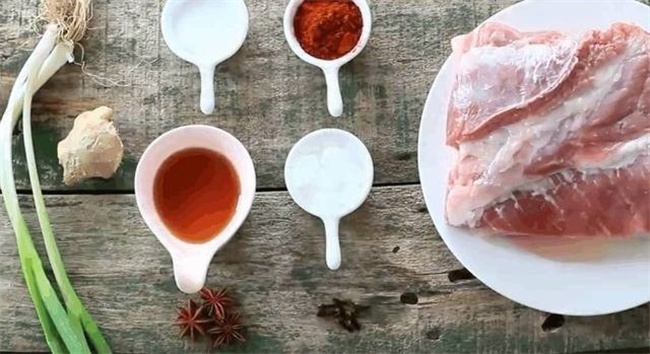 樱桃肉色泽红亮做法 肥而不腻 