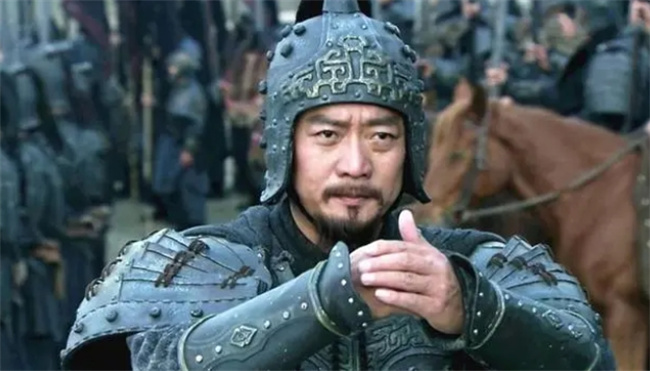 许褚一人大战东吴两大猛将，三十合战平，许褚比此二人高几个级别 