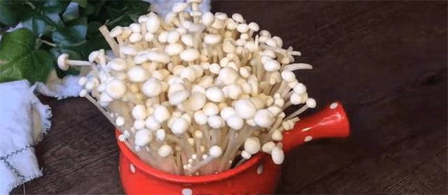 金针菇的香辣可口做法 既是主食又是小吃 