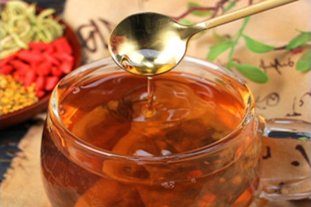 了解痘痘肌适合喝的花茶，常喝促进皮肤修复恢复光滑肌肤