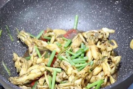 田鸡怎么做好吃？爆炒田鸡的家常做法香辣美味