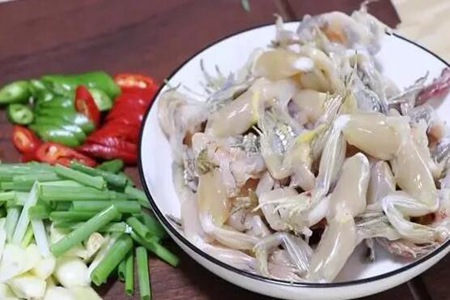 田鸡怎么做好吃？爆炒田鸡的家常做法香辣美味