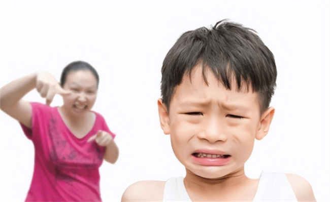 陈美老师：孩子沉迷手机游戏，为什么父母越管教孩子陷越深？ 